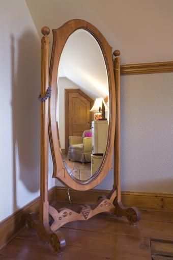 Antigo espelho giratório oval de madeira
