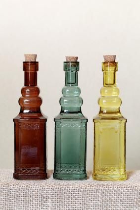 Três garrafas antigas coloridas