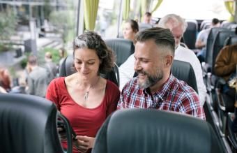 Casal viajando em um ônibus