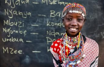 menina durante a aula de língua suaíli