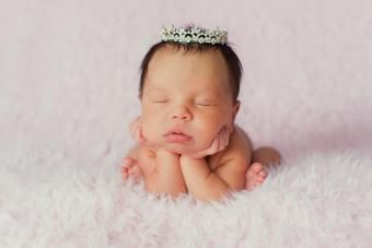 Neonata neonata chì porta una corona di strass delicatu