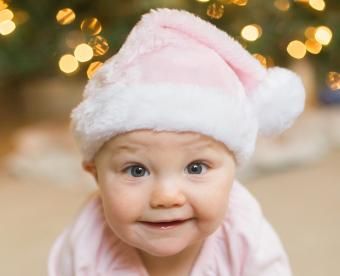 Menina com chapéu de Papai Noel rosa