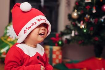Bebê usando chapéu de Papai Noel em casa durante o Natal