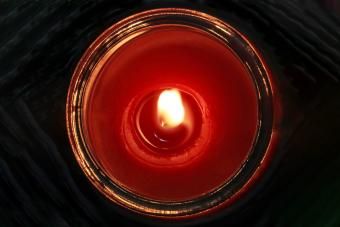 Horiaca červená sviečka v sklenenej nádobe pri pohľade priamo zhora