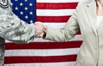 旗、軍隊、民間人の握手