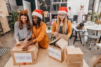 dobrovoľníci baliaci krabice na vianočné dary