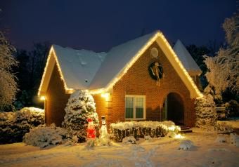 https://cf.ltkcdn.net/christmas/images/slide/253927-850x595-8_christmas-cottage.jpg
