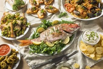 Festa italiana de férias de 7 peixes com polvo e macarrão pargo