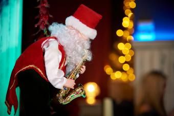 Papai Noel decorativo com um saxofone
