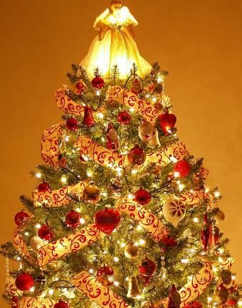 https://cf.ltkcdn.net/christmas/images/slide/183203-668x850-ribbon-tree-red-and-gold.jpg