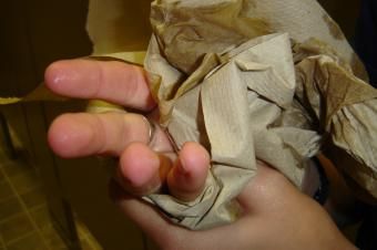 Osoba sušiaca ruky papierovými utierkami