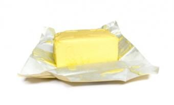 Odstráňte škvrny maslom