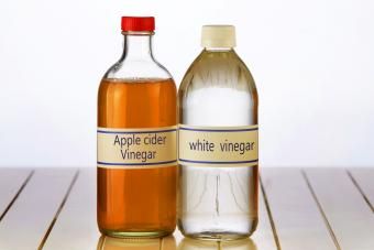 Vinagre branco e vinagre de maçã na mesa