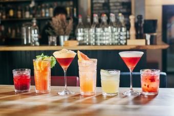 Valg af cocktails på en bardisk