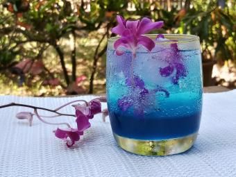 Punxó blau Hawaii guarnit de flors