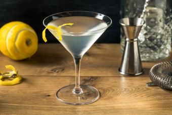 https://cf.ltkcdn.net/cocktails/images/slide/271233-850x566-martini-glass.jpg
