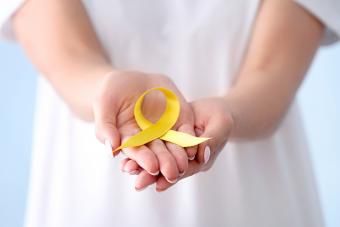 Жена држи жуту траку ради свести о самоубиству