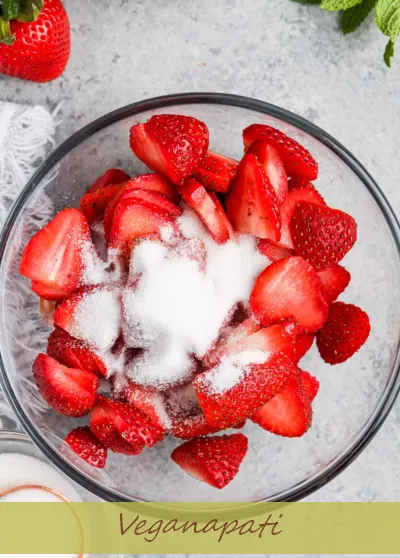 اضافه کردن شکر به توت فرنگی برای تهیه توت فرنگی خراشیده