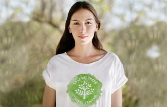 Mulher com camiseta ambientalista