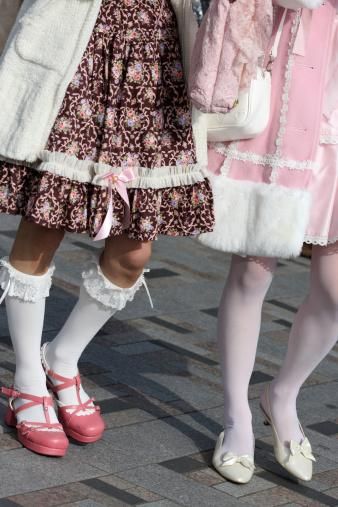 Moda Lolita nantu à duie adolescenti in Tokyo, stazione Harajuku