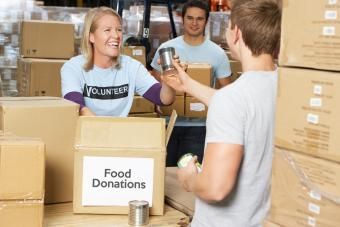 Wolontariusze zbierający datki żywnościowe