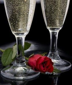 两杯香槟和一朵玫瑰
