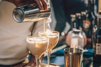 Barman versendu dui cocktail in cicculata in un bar