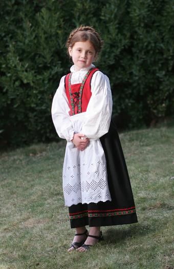 https://cf.ltkcdn.net/costumes/images/slide/167324-551x850-Norwegian-girl-in-costume.jpg