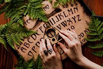 Mystisk ritual med Ouija og lys