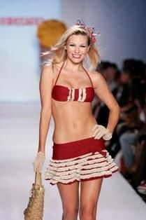 Model v červené sukni plavky South Beach