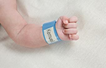 pulseira de identificação de hospital no bebê