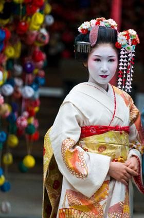 जिदाई मत्सुरी महोत्सव के दौरान जापानी माईको