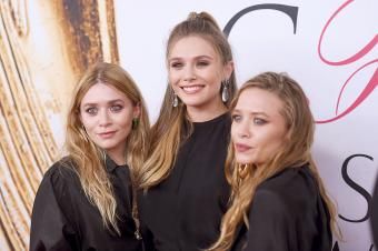 Elizabeth Olsen, Mary-Kate e Ashley Olsen participam do CFDA Fashion Awards 2016