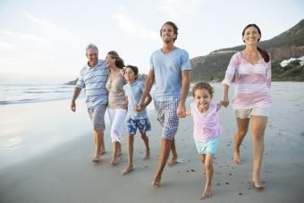 Família caminhando junta na praia