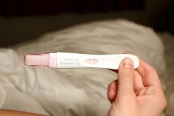 Olhando para o resultado de um teste de gravidez