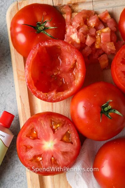 colher tomates para fazer tomates recheados
