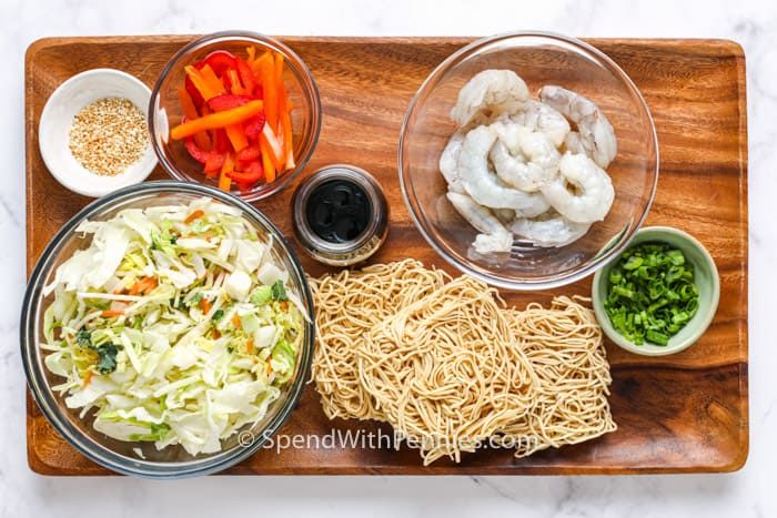 ingredientes para camarão Lo Mein na tábua