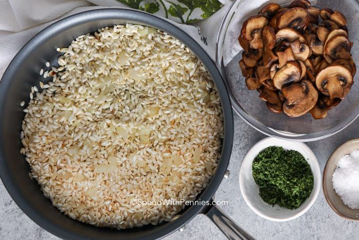 Ingredients del risotto de bolets en una olla i bols