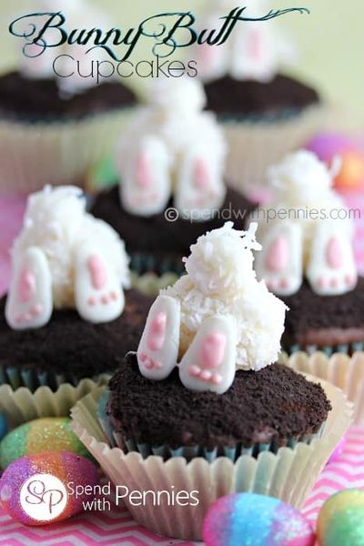 close up de cupcakes de rabo de coelho com pezinhos e caudas com ovos decorativos