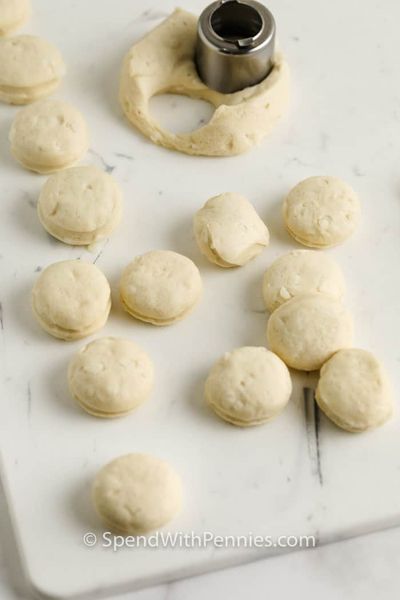 Üç Malzemeli Çörek Deliği Tarifi yapmak için halka deliklerini kesmek