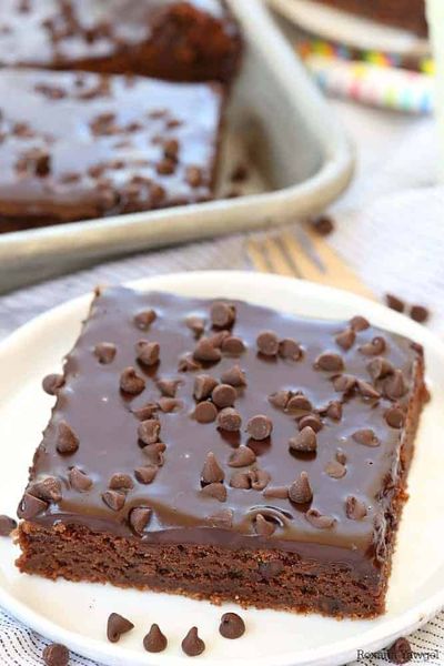 шоколадова торта с шоколадови листа с тавата на заден план