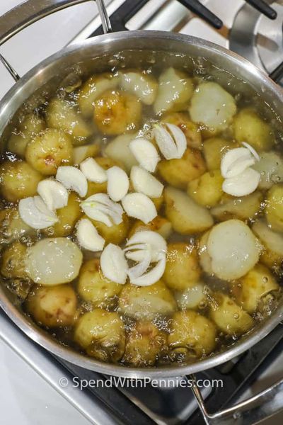 Valkosipulitilli uudet perunat kulhoon ennen sekoittamista