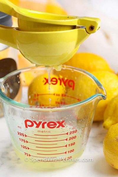 Ev yapımı limonata yapmak için limonun bir ölçü kabına sıkılması