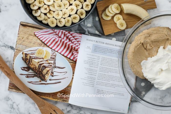 Ingredientes para torta de banana com manteiga de amendoim com o livro de receitas