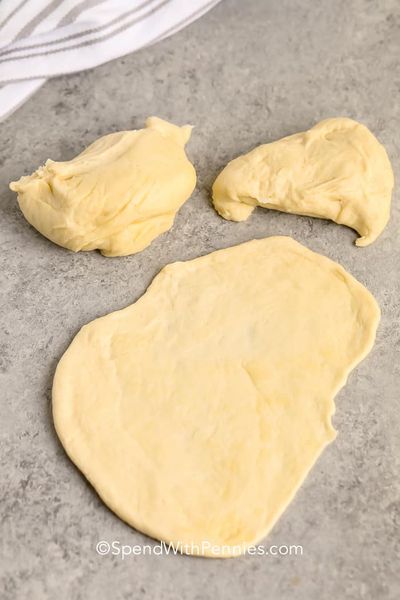 A pasta di pane Naan hè allungata è formata