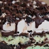 ओरीओ फज आईस्क्रीम केक बाजूला