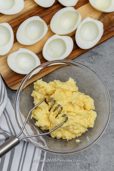 amassar a gema de ovo para fazer o clássico Deviled Eggs