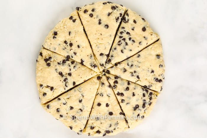 massa de biscoito para fazer Mini Scones de Chocolate cortados em triângulos