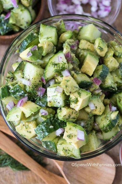 Kabın içinde salatalık avokado salatası