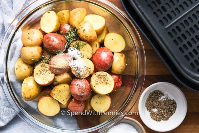 Ingredientes de batatas fritadas a ar em uma tigela